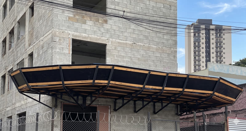 Bandeja de proteção metálica instalada com projeção contínua no perímetro externo