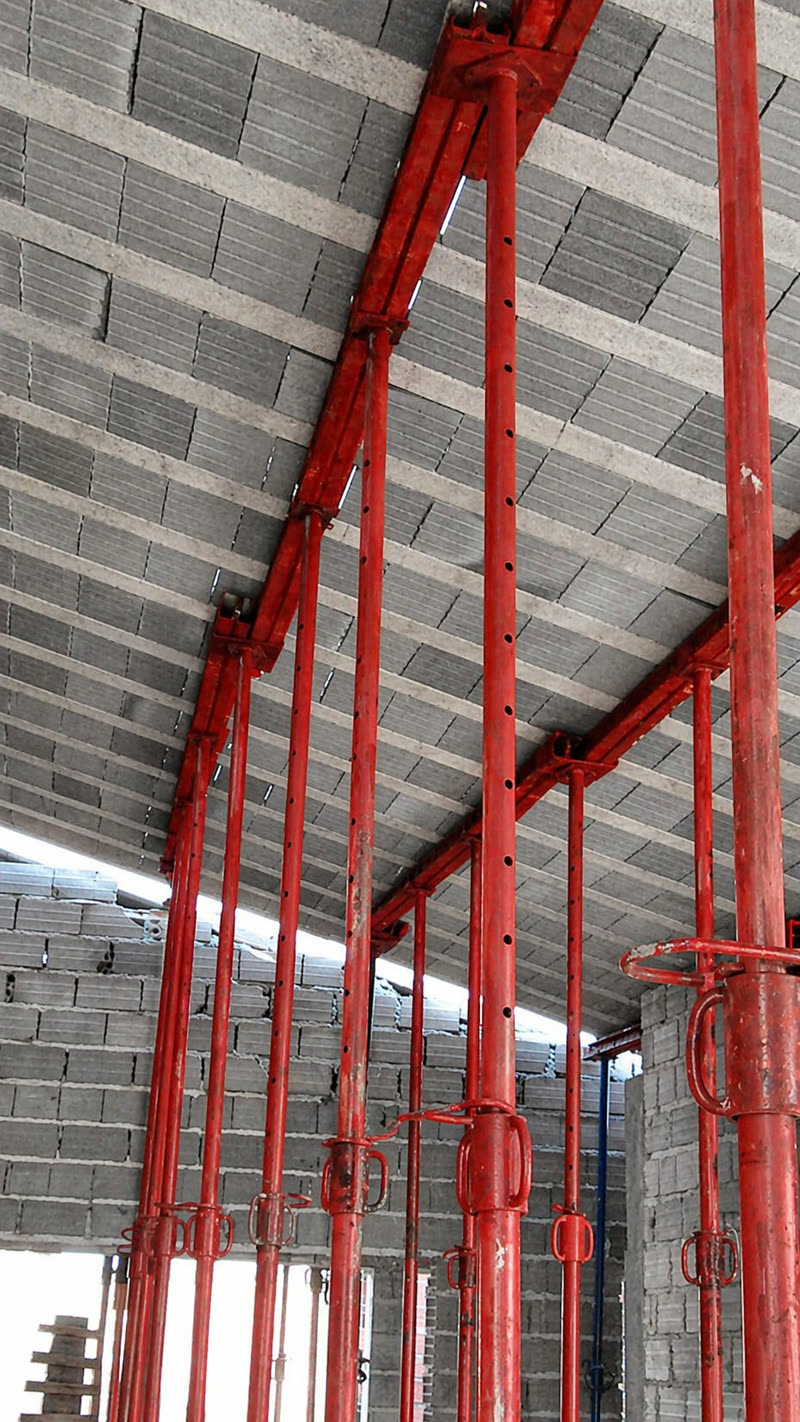 Escoras metálicas reguláveis distribuídas sob laje de alvenaria estrutural