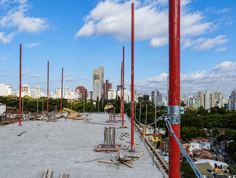 Linha de vida provisória em laje de cobertura com cabo de aço e postes metálicos